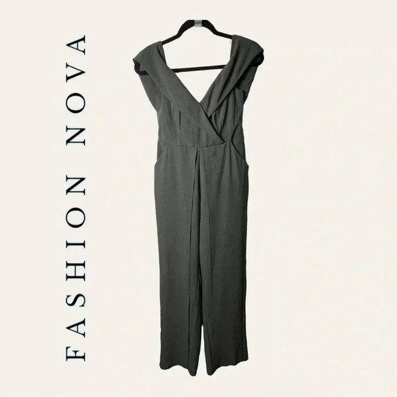 0602W. FASHION NOVA JUMPSUIT SLEEVELESS HUNTER GREEN IN COLOR SIZE‎ SMALL - Picture 1 of 9